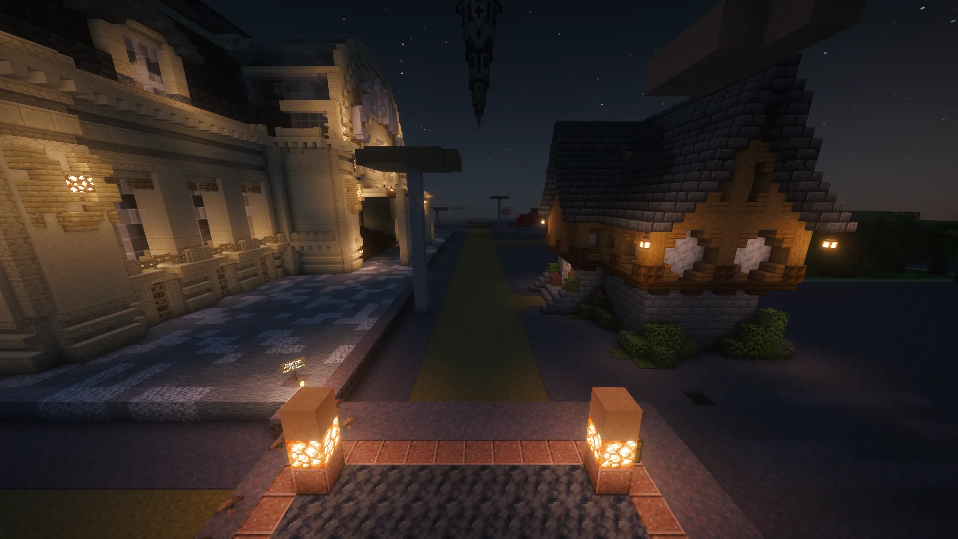 Der Weg in den Shopping District bei Nacht